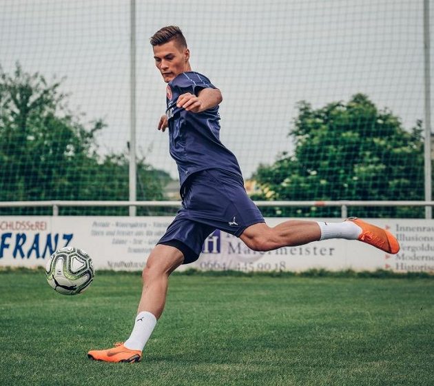 Útočník Patrik Schick pálí během tréninku národního týmu v městečku Laa an der Thaya na soustředění v Rakousku.