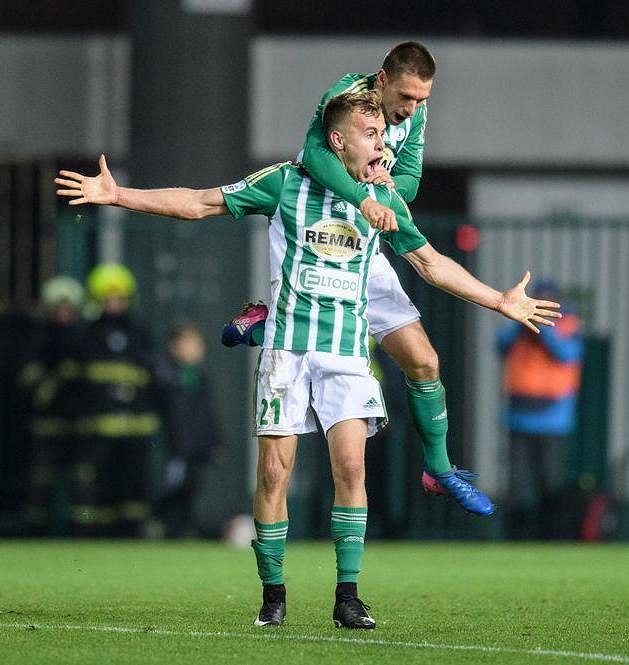 Martin Hašek mladší (vlevo) a Milan Kocič oslavují gól na 1:1 během utkání 13.kola HET ligy, kdy hráli Pražané proti SK Sigma Olomouc.