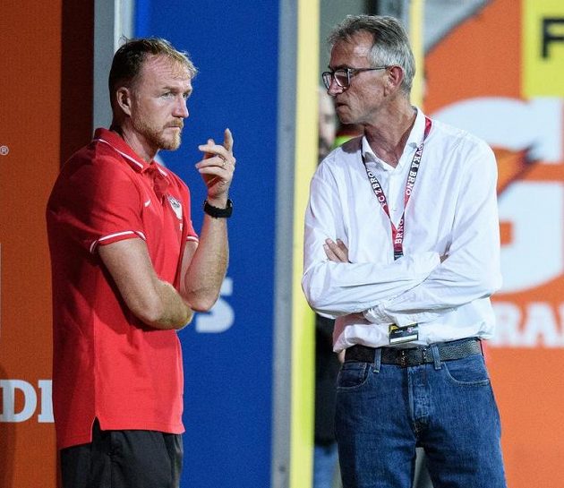Miloslav Machálek (vpravo) a asistent Richard Dostálek během utkání se Spartou.