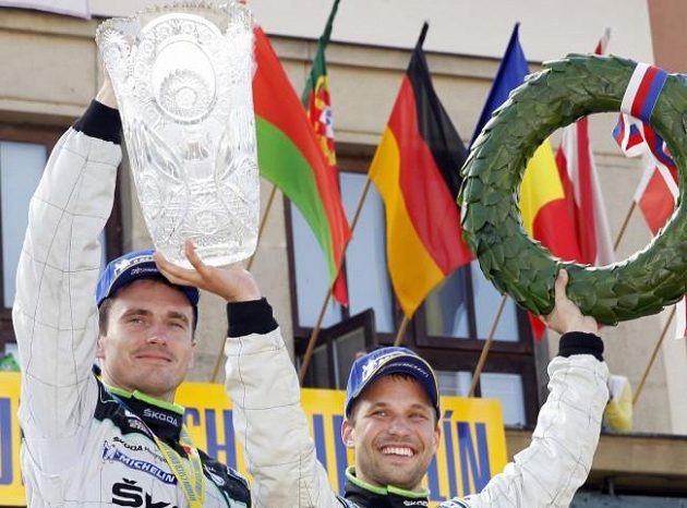 Jan Kopecký (vlevo) a Pavel Dresler po vítězství v Barum rallye 2013.