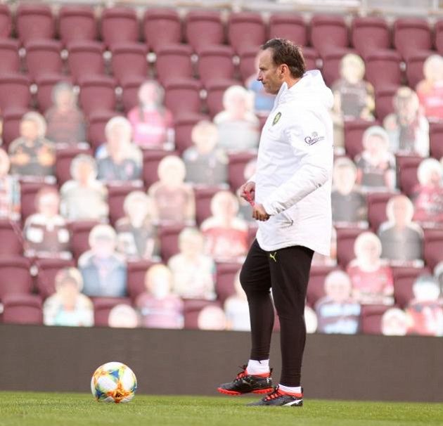 Trenér reprezentační jedenadvacítky Karel Krejčí během předzápasového tréninku na stadionu Heart of Midlothian.