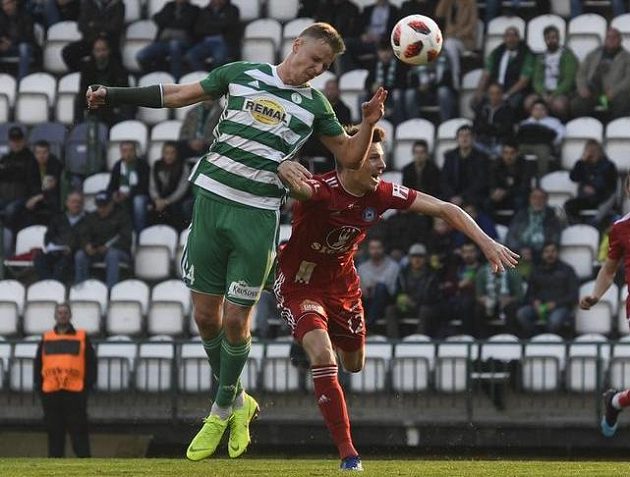 Michal Šmíd z Bohemians a Jan Štěrba z Olomouce v akci během utkání MOL Cupu.