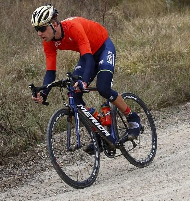Ondřej Cink z týmu Bahrajn-Merida na trati italské klasiky Strade Bianche.