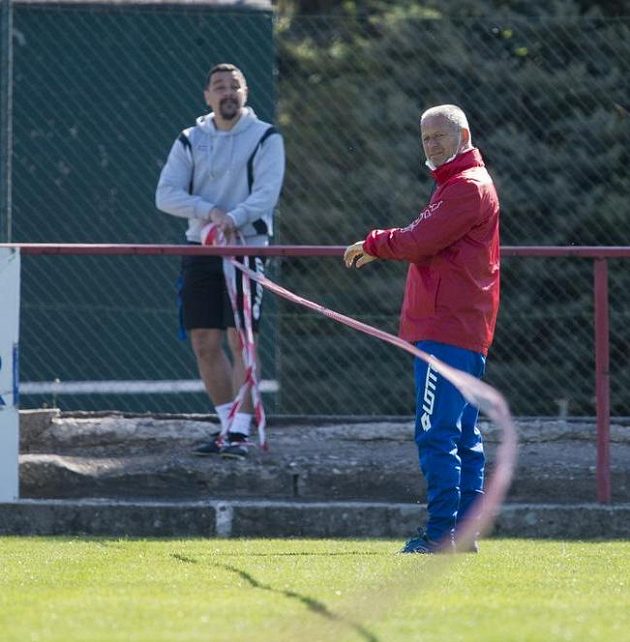 Trenér fotbalistů druholigových Pardubic Jiří Krejčí (vpravo) a jeho asistent Martin Shejbal sledují hráče při tréninku.