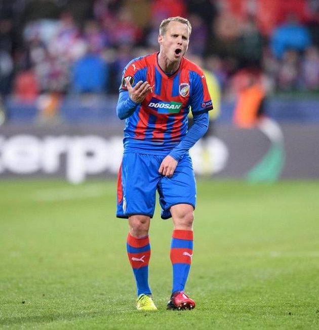 David Limberský z Viktorie Plzeň během odvetného utkání s Partizanem Bělehrad.