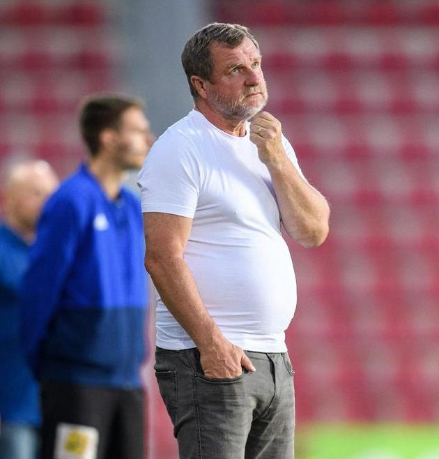 Trenér Sparty Praha Pavel Vrba odložil během utkání košili a jen v tričku dovedl svůj tým k vítězství.