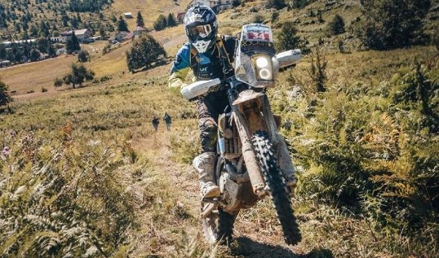 Libor Podmol dál ohromuje svět motorek. Při své premiérové rallye v Řecku vyhrál šestou etapu.
