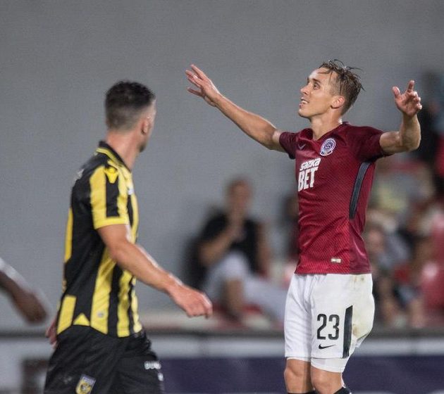 Sparťan Josef Šural oslavuje gól na 1:1 během přípravného utkání s Vitesse Arnhem.