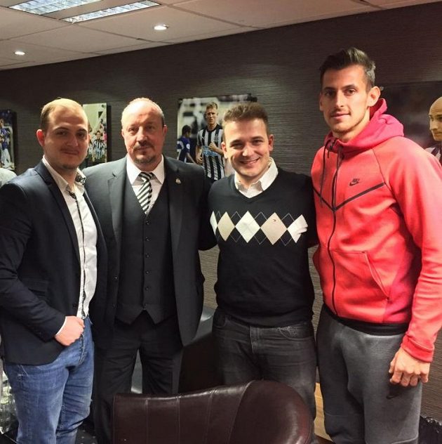Slavný kouč Rafael Benítez (druhý zleva), brankář Martin Dúbravka (vpravo) a bratři Zíkové v klubových prostorách Newcastlu.