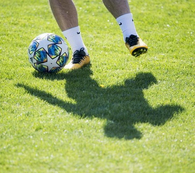 Také fotbalisté Pardubic musí dodržovat nejméně dvoumetrové rozestupy, používat dezinfekční prostředky a ve společných prostorách se nesmí sprchovat a převlékat.