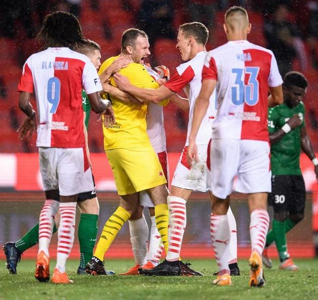 Brankář Slavie Praha Ondřej Kolář oslavuje se spoluhráči gól na 3:0, když proměnil penaltu v utkání 2. kola Fortuna ligy s Příbramí.