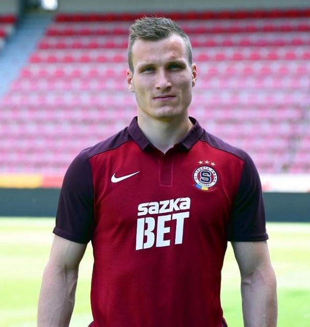 Lukáš Štetina oblékl rudý sparťanský dres.