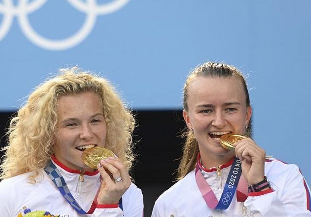České hráčky Kateřina Siniaková (vlevo) a Barbora Krejčíková pózují se zlatými medailemi.