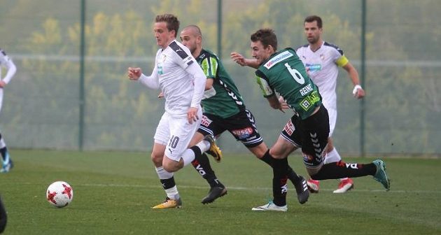 Plzeňský fotbalista Jan Kopic během přípravného utkání s rakouským Riedem.