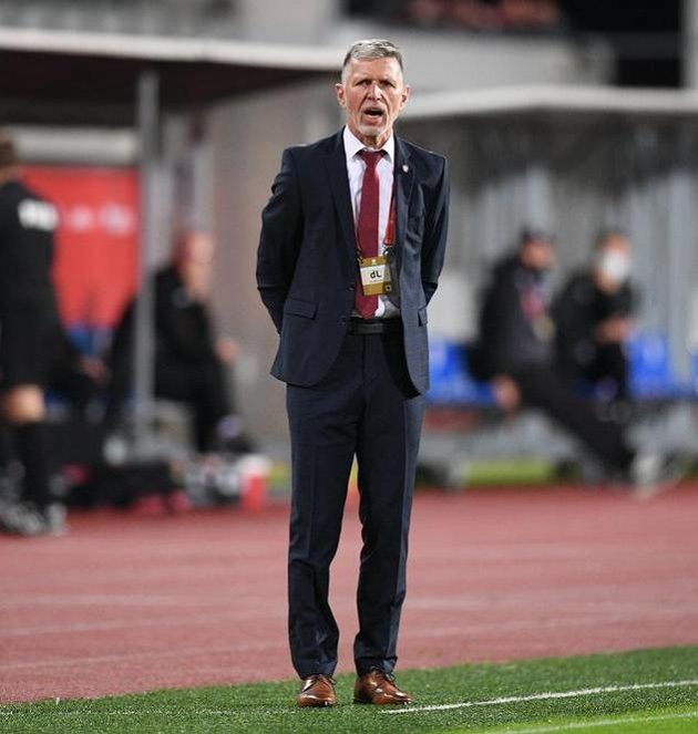 Trenér české fotbalové reprezentace Jaroslav Šilhavý sleduje dění na hřišti v utkání kvalifikace MS proti Bělorusku.