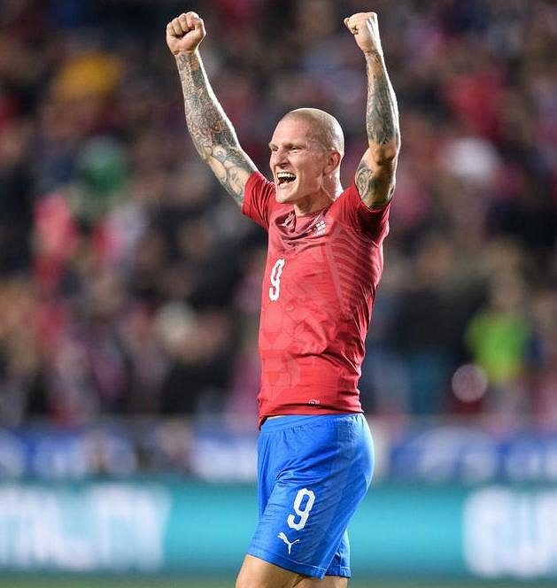 Český útočník Zdeněk Ondrášek oslavuje vítězný gól na 2:1 během utkání kvalifikace s Anglií.