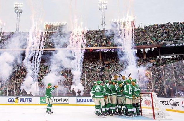 Hokejisté týmu Dallas Stars slaví vítězství nad Nashvillem Predators v utkání NHL Winter Classic.