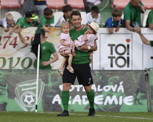 Rudolf Skácel z 1. FK Příbram s dětmi po utkání, ve kterém se rozloučil s profesionální kariérou.