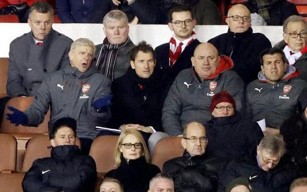 Manažer Arsenalu Arséne Wenger proseděl zápas 3. kola FA Cupu na hřišti Nottinghamu jen na tribuně. Tam bezmocně gestikuloval, výkon jeho svěřenců se mu nelíbil.