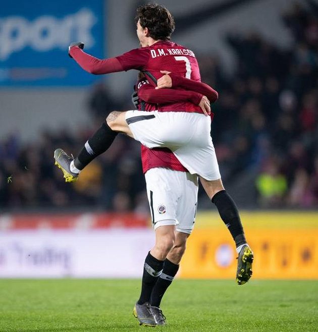 Fotbalisté Sparty David Moberg Karlsson a Bořek Dočkal oslavují gól na 2:1 během utkání s Baníkem.