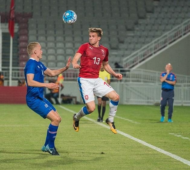 Jan Kopic (vpravo) v utkání s Islandem.