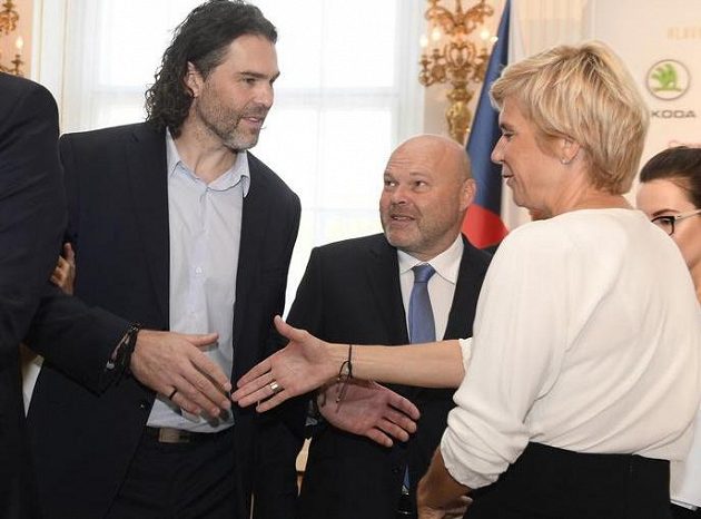 Zleva předseda České unie sportu Miroslav Jansta, hokejista Jaromír Jágr, fyzioterapeut Pavel Kolář a bývalá běžkyně na lyžích Kateřina Neumannová se 28. září 2018 v Praze zúčastnili slavnostního oběda uspořádaného k oslavám 100 let českého sportu.