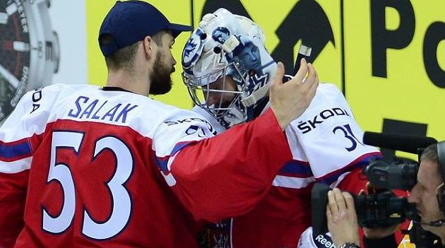 Brankář Alexander Salák gratuluje kolegovi Ondřeji Pavelcovi po skončení utkání s Lotyškem.