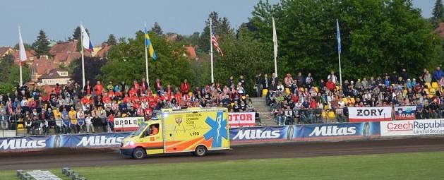 Záchranka sice vyjela na trať, ale lékařských služeb nakonec nebylo při pražské GP třeba.
