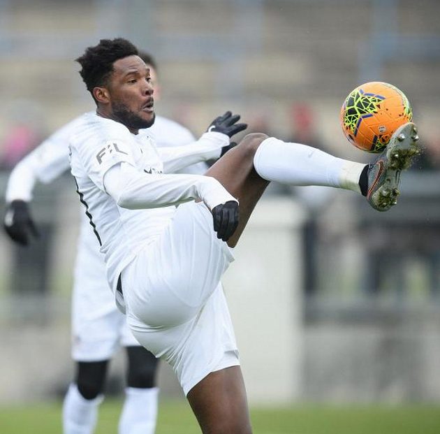 Útočník Benjamin Tetteh ze Sparty Praha během přípravného utkání s FK Ústí nad Labem.