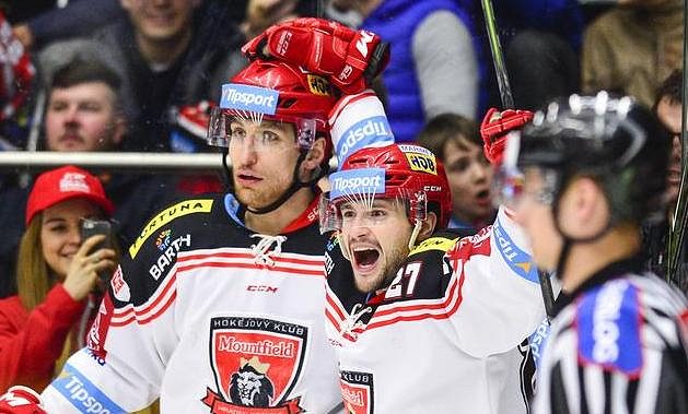 Bedřich Köhler (vlevo) a Rastislav Dej, oba z Hradce Králové, oslavují gól proti Litvínovu.