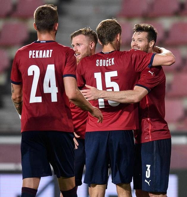 Český obránace Ondřej Čelůstka (vpravo) oslavuje se spoluhráči gól na 3:1 v přípravě proti Albánii.