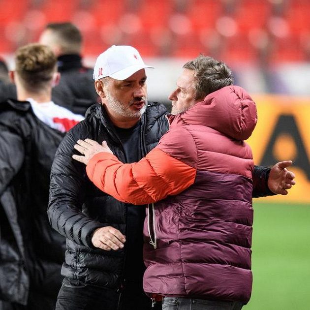 Trenér Slavie Praha Jindřich Trpišovský a trenér Sparty Praha Pavel Vrba po derby.
