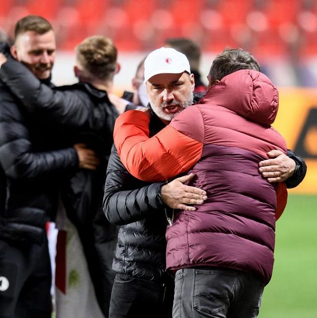 Trenér Slavie Praha Jindřich Trpišovský a trenér Sparty Praha Pavel Vrba po derby.