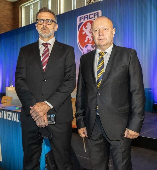 Petr Fousek (vpravo) a Karel Poborský ještě před volbou předsedy FAČR v Nymburce.