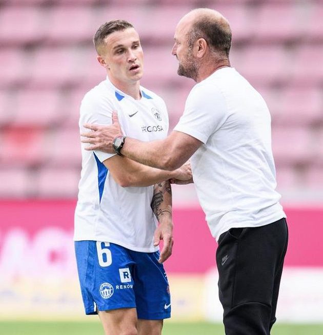 Příště to bude lepší... Tomáš Malinský ze Slovanu Liberec a trenér Pavel Hoftych během utkání na Spartě.