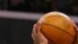 Kobe Bryant z Los Angeles skóruje v utkání s Philadelphií. Kobe Bryant z Los Angeles skóruje v utkání s Philadelphií.