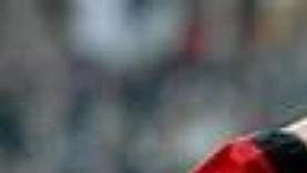 Martin Keown z Arsenalu (vlevo) křičí na útočníka Manchesteru Nistelrooye poté, co neproměnil penaltu Martin Keown z Arsenalu (vlevo) křičí na útočníka Manchesteru Nistelrooye poté, co neproměnil penaltu