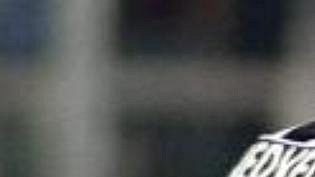Marco Di Vaio utěšuje hrdinu Juventusu Pavla Nedvěda, který bude chybět ve finále Ligy mistrů. Marco Di Vaio utěšuje hrdinu Juventusu Pavla Nedvěda, který bude chybět ve finále Ligy mistrů.