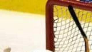 Dominik Hašek sleduje puk v zápase Detroit - Los Angeles Dominik Hašek sleduje puk v zápase Detroit - Los Angeles