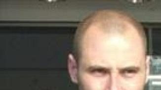 Brankář Nasvillu Tomáš Vokoun po příletu na pražské letiště v Ruzyni. Brankář Nasvillu Tomáš Vokoun po příletu na pražské letiště v Ruzyni.