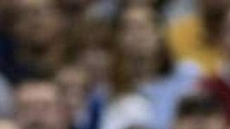 Kevin Garnett z Minnesoty se pokouší obejít Shaquilla O'Neala z LA Lakers. Kevin Garnett z Minnesoty se pokouší obejít Shaquilla O'Neala z LA Lakers.