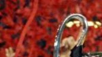 Kapitán AC Milán Paolo Maldini se raduje s trofejí pro vítěze Ligy mistrů nad hlavou. Kapitán AC Milán Paolo Maldini se raduje s trofejí pro vítěze Ligy mistrů nad hlavou.