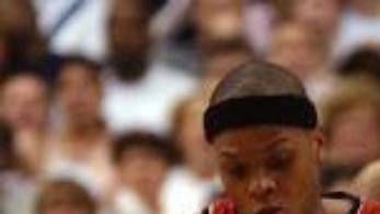 Bonzi Wells z Portlandu kryje Dirka Nowitzkého z Dallasu (v bílém). Bonzi Wells z Portlandu kryje Dirka Nowitzkého z Dallasu (v bílém).