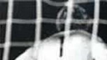 Sepp Maier v německé brance se chystá vrhnout za penaltou Antonína Panenky. Ještě netuší, že dloubáček, který přeplachtí vysoko nad ním, vstoupí do fotbalových dějin... Sepp Maier v německé brance se chystá vrhnout za penaltou Antonína Panenky. Ještě netuší, že dloubáček, který přeplachtí vysoko nad ním, vstoupí do fotbalových dějin...