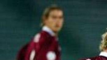 Fotbalista Lazia Řím Sergio Corradi (vpravo) sleduje v akci sparťanského Tomáše Hübschamnna v zápase 2. kola Ligy mistrů Fotbalista Lazia Řím Sergio Corradi (vpravo) sleduje v akci sparťanského Tomáše Hübschamnna v zápase 2. kola Ligy mistrů