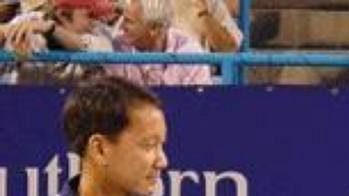 Michael Chang při rozlučkovém ceremoniálu po turnaji v Cincinnati. Michael Chang při rozlučkovém ceremoniálu po turnaji v Cincinnati.