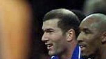 Zinédine Zidane dovedl Francii jako kapitán i k titulu mistrů Evropy. Zinédine Zidane dovedl Francii jako kapitán i k titulu mistrů Evropy.