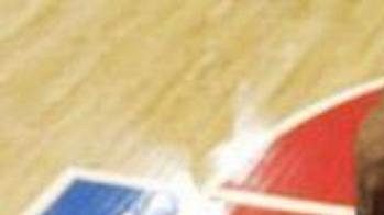 Basketbalista Detroitu Rasheed Wallace (vpravo) doskakuje před Timem Duncanem ze San Antonia. Basketbalista Detroitu Rasheed Wallace (vpravo) doskakuje před Timem Duncanem ze San Antonia.