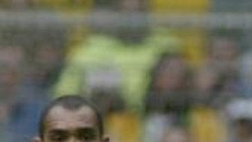Gregg Berhalter z Chotěbuzi (vpravo) atakuje dortmundského Jana Kollera. Gregg Berhalter z Chotěbuzi (vpravo) atakuje dortmundského Jana Kollera.