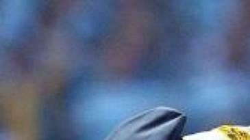 Španělský policista vyvádí z hrací plochy nahého fanouška, který narušil finále Poháru UEFA. Španělský policista vyvádí z hrací plochy nahého fanouška, který narušil finále Poháru UEFA.